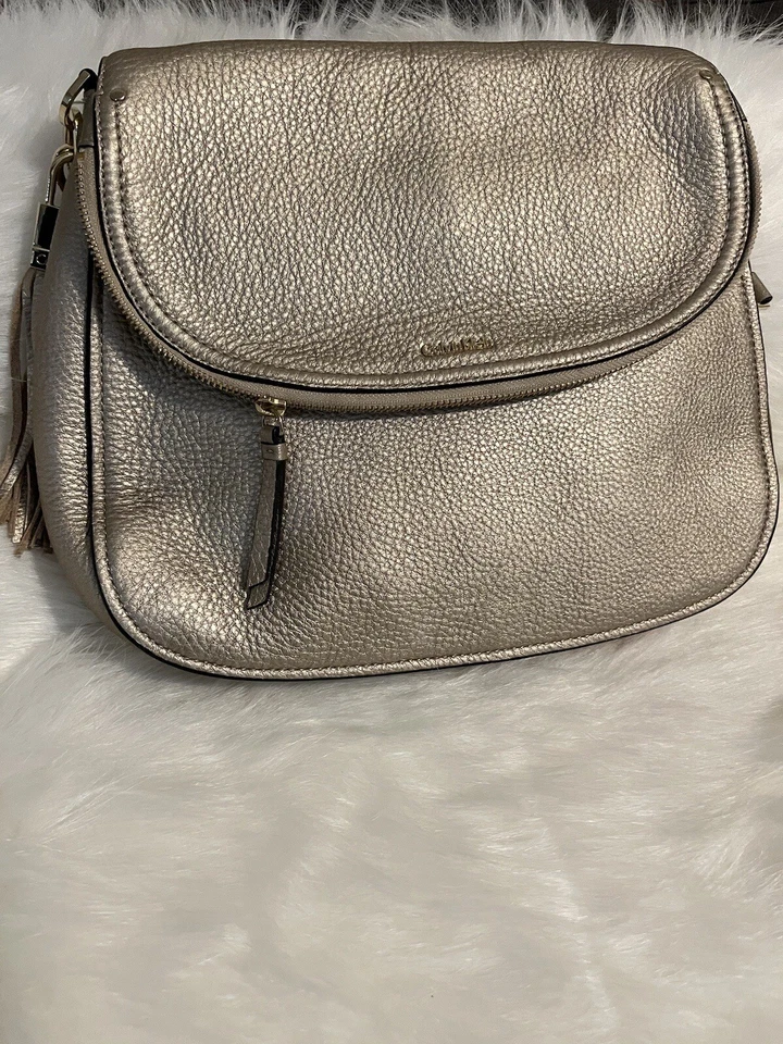 $248 Bolso de Hombro Hobo Calvin Klein Lynn con Solapa de Guijarro con MANGO DE ESLABONES DE CADENA Foto 1 de 4