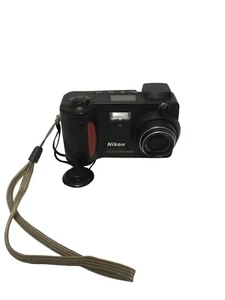 Cámara digital Nikon Coolpix 800 con 2,1 megapíxeles y zoom óptico 2x - Imagen 1 de 7