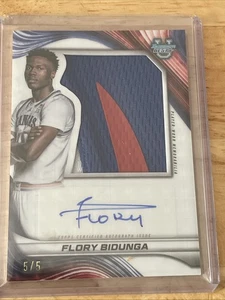 2024-25 Bowman's Best U Flory Bidunga Jumbo Relic Auto 5/5 White geomet Kansas - Imagen 1 de 2