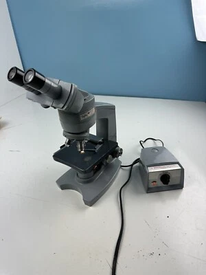 American Optical Fifty 显微镜 带 4X、10X、40X 和 100X 目标 - SHARP!! — 第 1/4 张图片