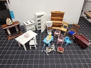 Lote de muebles y accesorios para casa de muñecas miniatura - Imagen 1 de 11