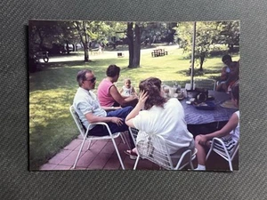 FOTO D'EPOCA RITROVATA persone all'aperto che fanno un picnic - Foto 1 di 3