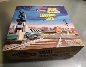 Puertas de cruce ferroviario operativas dobles Athearn 3150 caja original - Imagen 1 de 7
