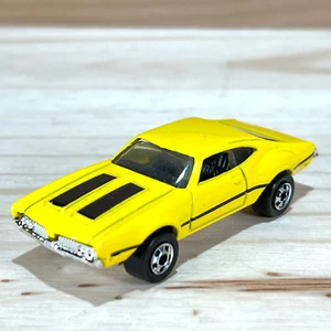 Vintage 1995 Hot Wheels Blackwall Yellow Olds 442 W-30 1:64 Diecast Muscle Car - Bild 1 von 4