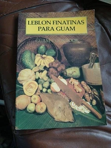 Leblon Finatinas Para Guam COOKBOOK Chamorro 1988 Y Inetnon Famalaon Govt Wives - Picture 1 of 6