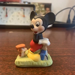 Mickey Mouse schneidet mehr als das Gras, Tokyo Disneyland Porzellan 2,75" Figur - Bild 1 von 6
