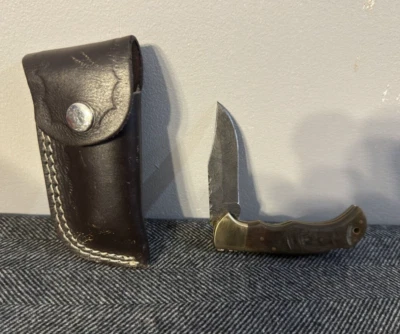 Navaja de bolsillo vintage hecha a mano con cuerno y hoja Damacus de latón con funda Foto 1 de 4