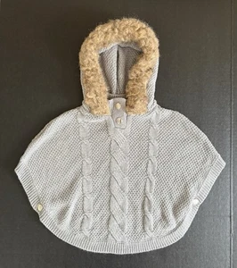 Little Lass Mädchen grau Poncho Wickel Schal Pullover Zopfmuster Kunstfell Kapuze Gr. 2T - Bild 1 von 6