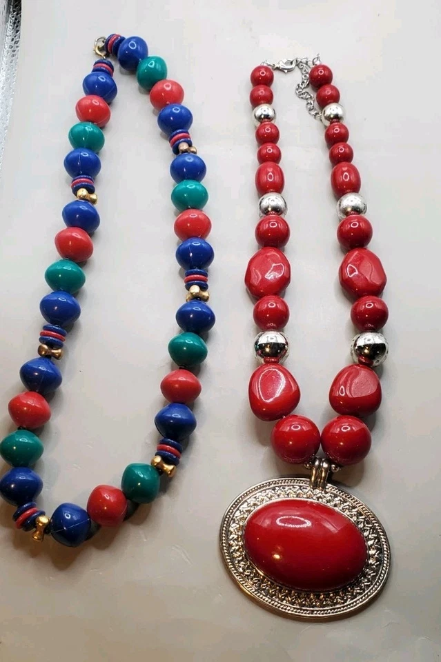 2 Statement 珠项链红色吊坠和红色,绿色蓝色 Lucite — 第 1/1 张图片