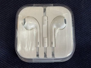 Apple Accessories EarPods with 3.5 mm Plug Earphone NEW UNUSED - Picture 1 of 4