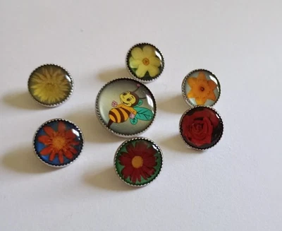 Set of 6 Vintage Illustration Flower and 1 Larger Bee Shank Buttons for Crafting - Image 1 of 4