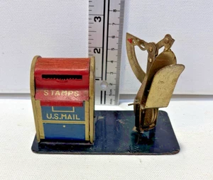 Lata vintage EE. UU. Dispensador de sellos de buzón con escala de franqueo - Imagen 1 de 4