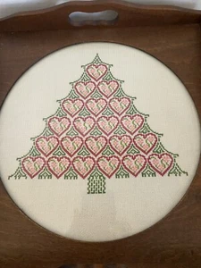 Árbol de Navidad vintage hecho a mano a punta de aguja bajo cristal sobre bandeja de madera - Imagen 1 de 4