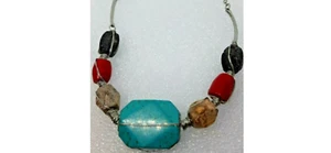 Handgefertigte Halskette mit drahtumwickelten Steinen, großer Howlith, Jaspis, Lava - Bild 1 von 5