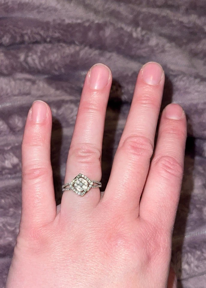 Anillo de diamantes de oro de 10k talla 7 Foto 1 de 4