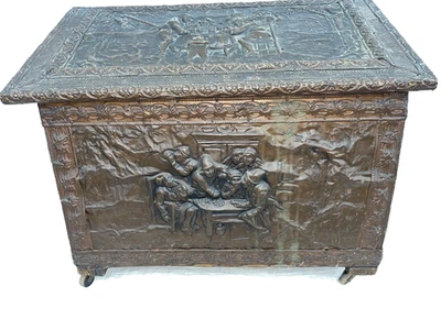 Escenas de barra en relieve tronco de latón o caja de carbón baúl escenas de taberna principios de 1900 Foto 1 de 4