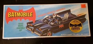 Neu Batman 2010 Polar Lights Maßstab 1:32 TV Batmobile Modellbausatz Nr. POL821 versiegelt - Bild 1 von 9