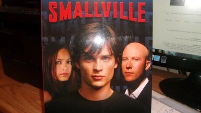 Smallville: The Visual Guide - Image 1 of 2