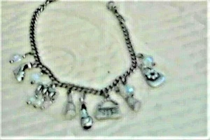 Brazalete dije Silvertone 6,75" de largo 7 dijes 4 cuentas broche de garra de langosta - Imagen 1 de 3