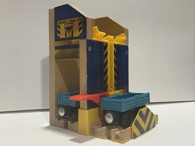 Cargador de vagones de carbón Thomas & Friends Wooden Railways Crosby Coal Co. con vagones de carga Foto 1 de 4