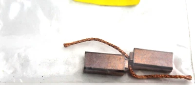 Jeu de balais (charbon) PLX11 Dimensions 8x5x17 mm - Image 1 of 4