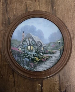 Thomas Kinkade's Chandler's Cottage Teller mit Holzrahmen Wanddeko Kunst - Bild 1 von 6