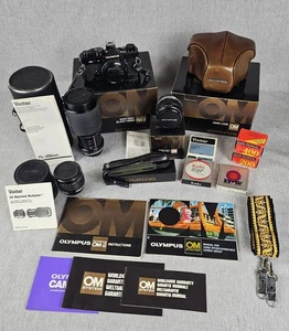 OLYMPUS OM-2 Filmkamera Spiegelreflex Konvolut Objektive Originalkartons Handbücher schwarz  - Bild 1 von 24