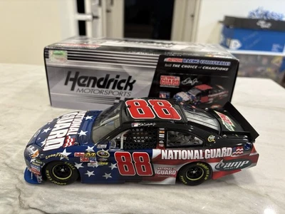 Dale Earnhardt Jr 2010 Honrando a Nuestros Soldados Guardia Nacional Nascar 1/24 Diecast Foto 1 de 4