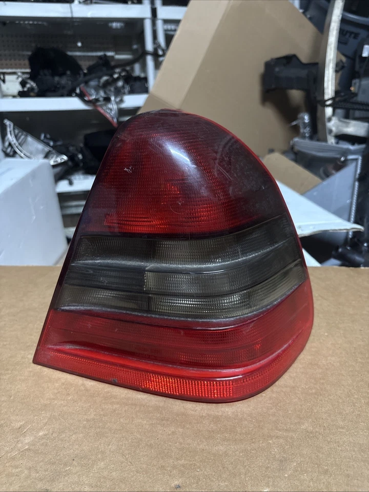Luz trasera derecha mercedes-benz c230 1999 2028203864 usada. Foto 1 de 4