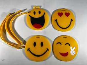 Neu Kofferanhänger 4er Set Emoji Smiley Silikon Gesichter hellgelb - Bild 1 von 7