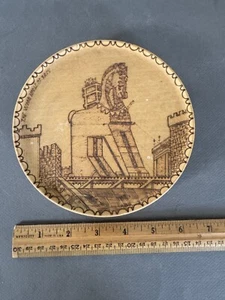 ROUND THE WOOD HORSE OF TROY TROJAN HORSE PYROGRAPHY PLATE DISH - Picture 1 of 7