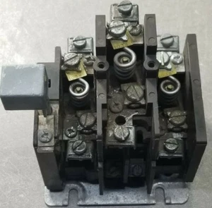 Relé de sobrecarga térmica Cutler-Hammer NO. C3O1CN3 serie A1. Calentador 600Vac, H1034 - Imagen 1 de 8