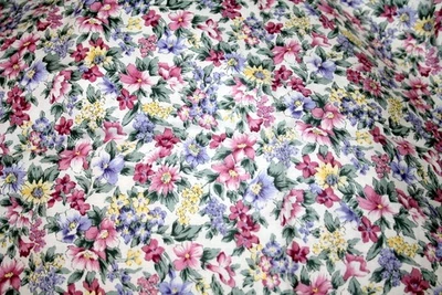 北部粉红色、黄色和蓝色白色花朵 - 100% 棉织物 — 第 1/4 张图片