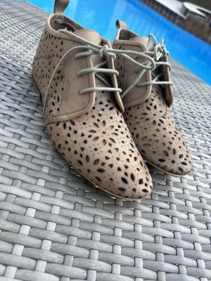 Sixty Seven 67 Botines Cuero Perforado Encaje Beige Talla 38 US 7.5. Foto 1 de 4
