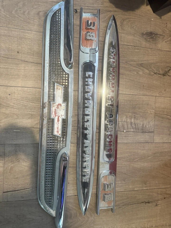 Camioneta Chevrolet de los años 50 OEM V8 capó 38 emblemas de guardabarros Apache excelente cromo Foto 1 de 3