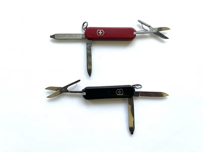 Par de 2 facas Victorinox Classic SD Swiss Army vermelhas e pretas O.M. Seguro - Imagem 1 de 2