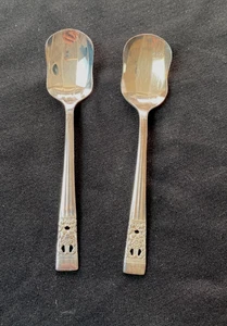2 x Community Silver Plate Oneida Hampton Court Design Jam/Sugar Spoons 13cm - Picture 1 of 3