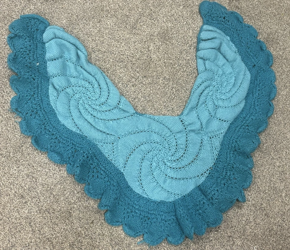 Mantón tejido verde azulado con bordes con volantes Foto 1 de 4