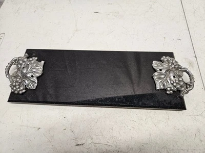 Plato de mármol negro de 17 1/2" por 6" con doble mango asas de vid de uva Foto 1 de 4