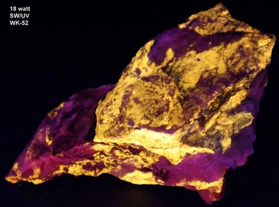 Excepcional Wollastonita SW/UV de la cantera White Knob, desierto de Mojave, aprox. 52 Foto 1 de 4