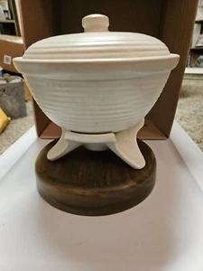 VINTAGE HULL USA STEINZEUG BEIGE GLASIERTE KERAMIK WÄRMER MIT STÄNDER UND DECKEL - Bild 1 von 8
