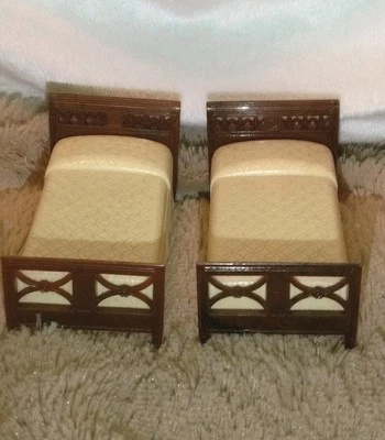 Vintage Renwal Dollhouse Beds Furniture 2 Matching Twin Beds - Image 1 of 4