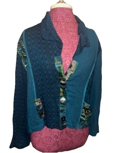 SURYA blaues geblümtes geknöpftes Top Whimsigoth Art To Wear Gr. S fehlender Knopf - Bild 1 von 3