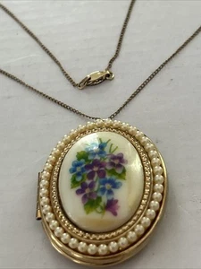 Collana vintage piena d'oro 12K GF con medaglione Avon porcellana motivo floreale perla - Foto 1 di 6