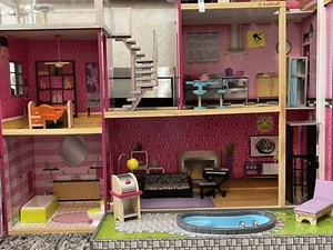 KidKraft Uptown Wooden Dolls House 120x113x33cm includes furniture light + sound - Picture 1 of 8