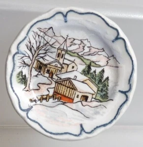 Fève ASSIETTE UN PAYSAGE SOUS LA NEIGE 3 cm de Ø - Imagen 1 de 1
