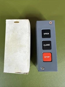 EASTERN MOTOR CONTROLS #PB-3 3 PUSHBUTTON STATION (OPEN-CLOSE-STOP) - Picture 1 of 4