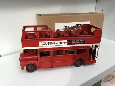 Autobús rojo coleccionable London Transport Routemaster  Foto 1 de 3
