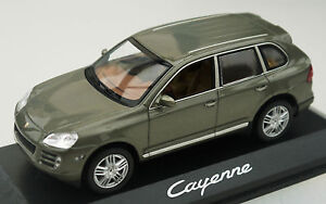Porsche, model Cayenne jasnozielony metaliczny w skali 1,43, WAP C20 005 13.