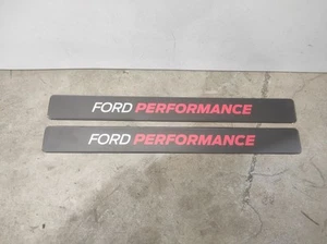 Kit de molduras Ford Mustang 2018 30057540 alféizar de puerta nuevo Ford Performance - Imagen 1 de 2